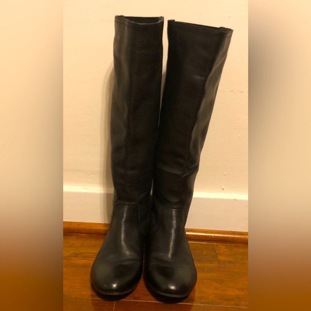 Antonio Milani black leather/stretch pull on knee boots.